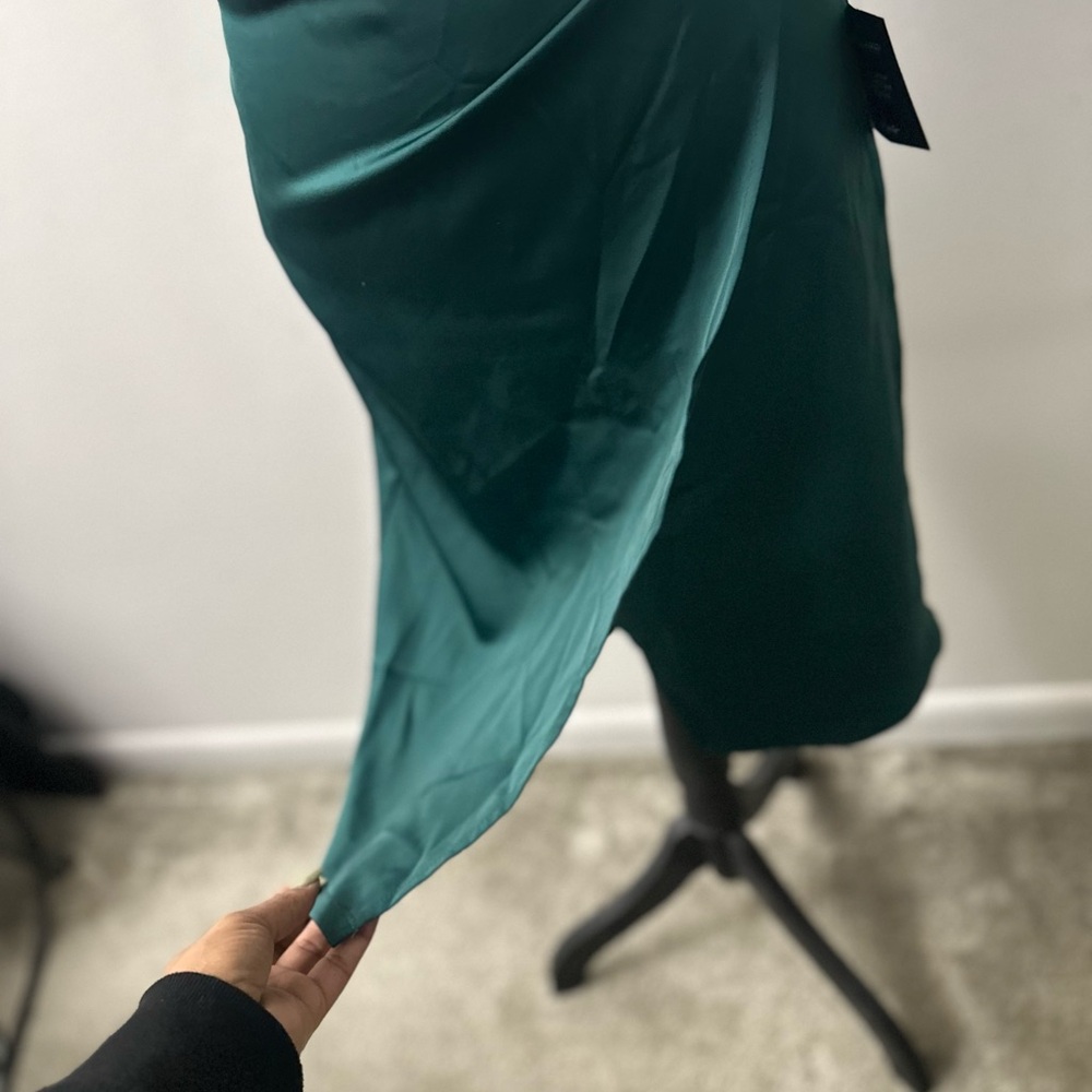 NWT- Lulu's Hollywood Woman’s Green Satin Midi Dress - Picture 6 of 8